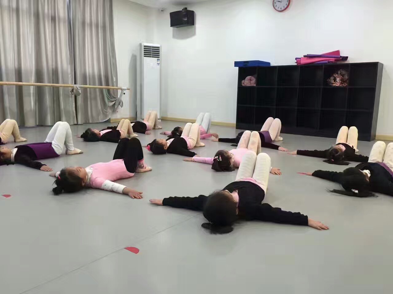 選對(duì)了舞蹈地膠能很好的減少舞者受傷？【騰方PVC地板】